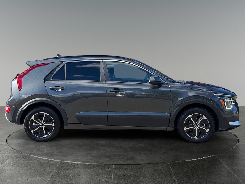 Used 2025 Kia Niro LX FWD image 11