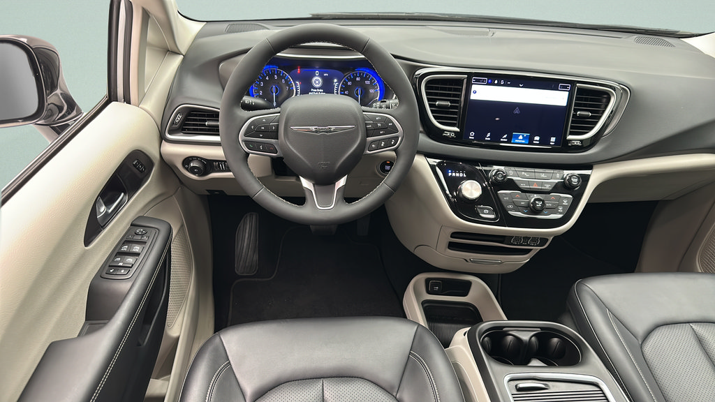 Used 2024 Chrysler Pacifica Touring-L FWD image 13