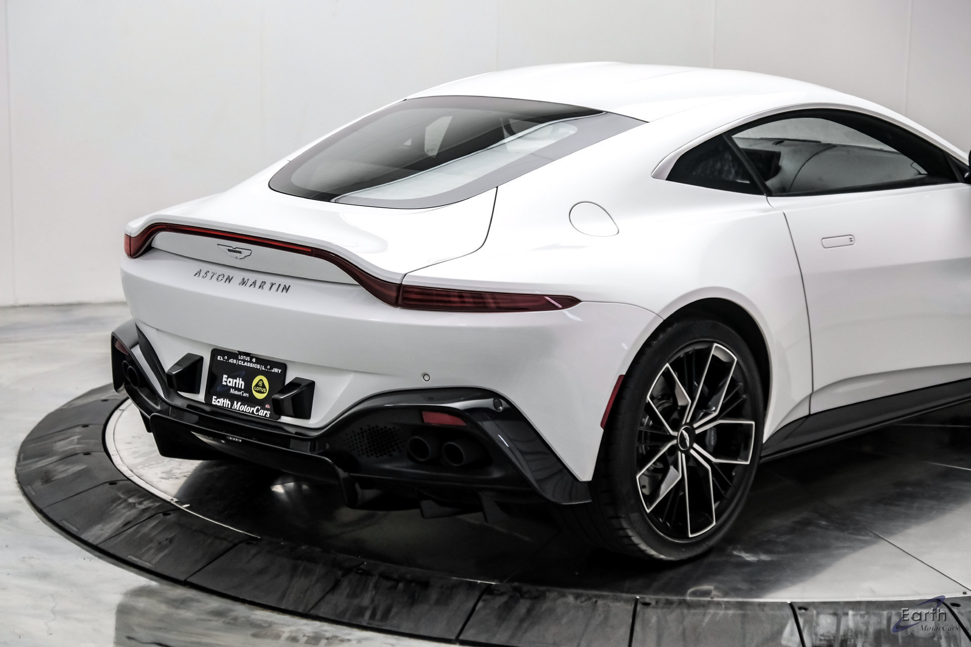 Used 2022 Aston Martin V8 Vantage Coupe RWD image 22