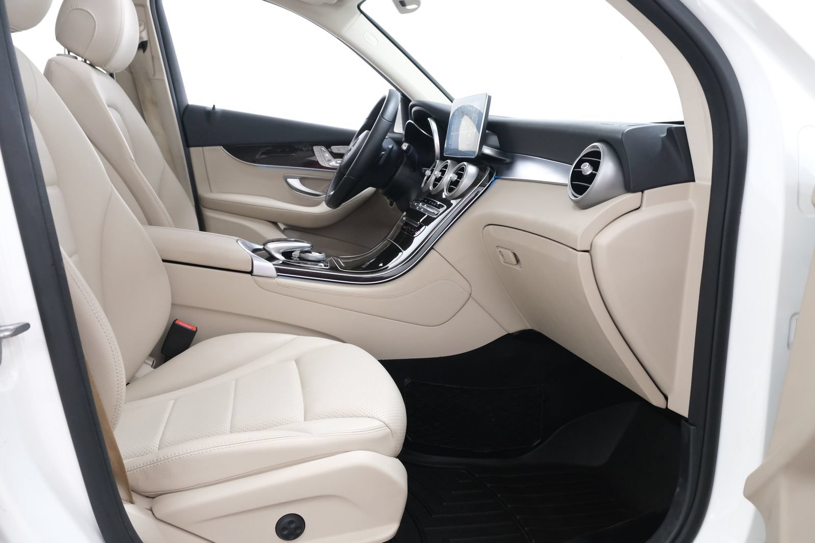 Used 2017 Mercedes-Benz GLC 300 4MATIC image 40