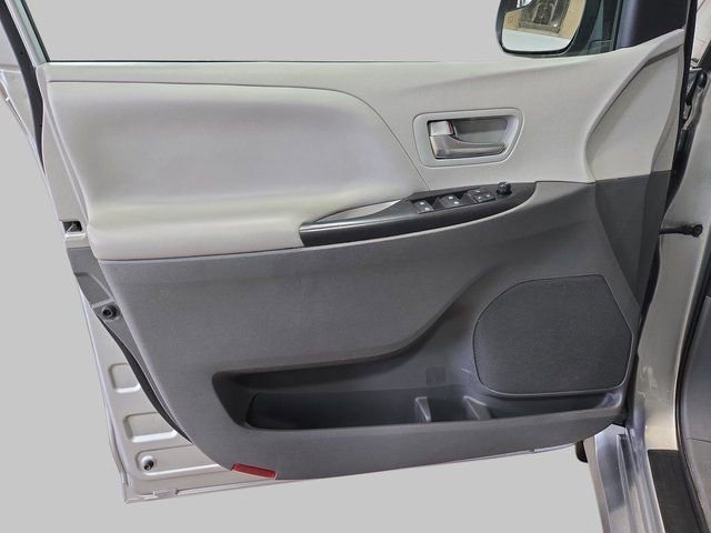 Used 2020 Toyota Sienna LE image 28