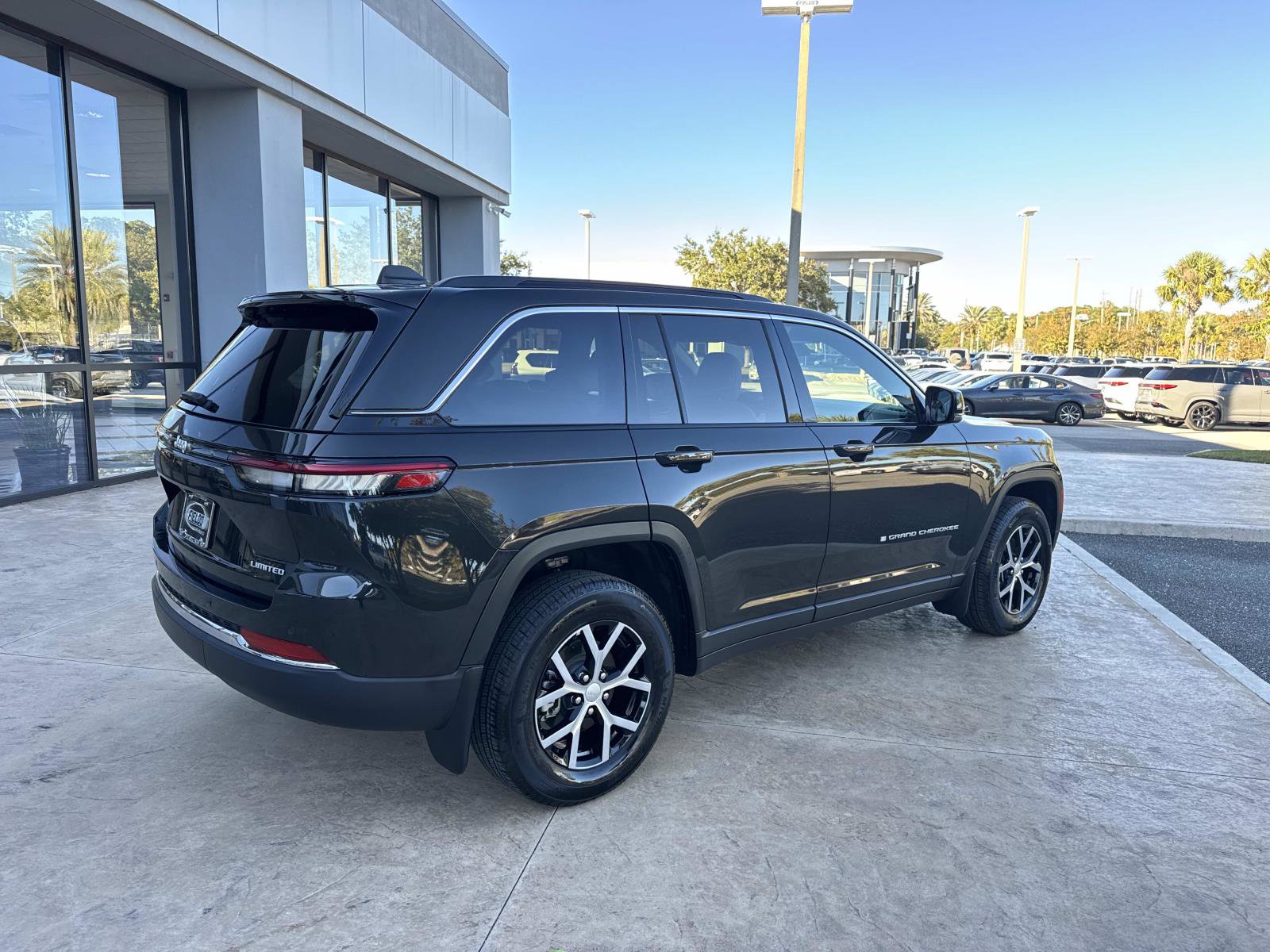 Used 2024 Jeep Grand Cherokee Limited w/ MOPAR Finishing Package image 3