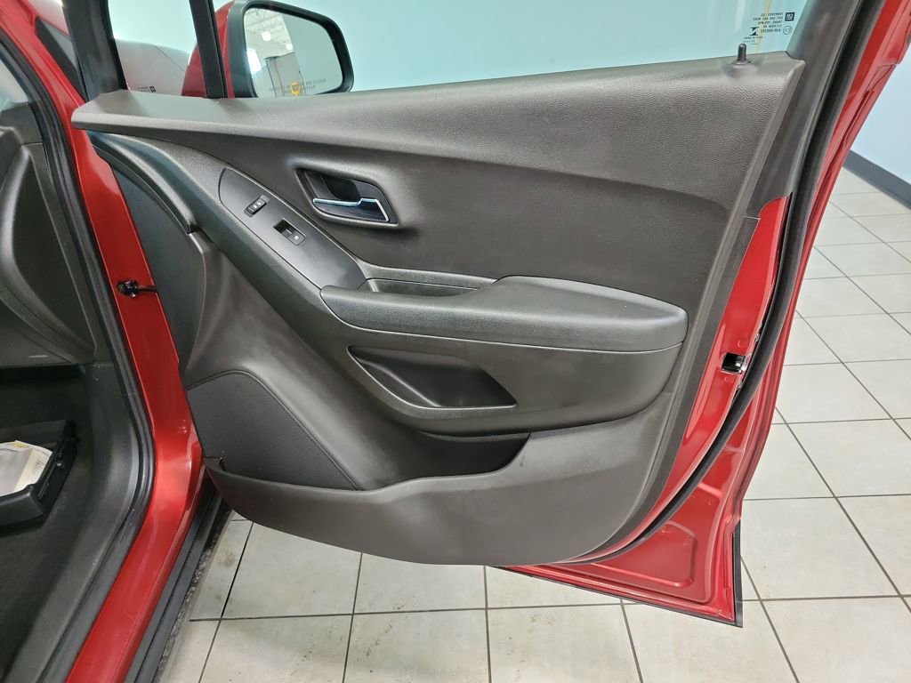 Used 2018 Chevrolet Trax LT w/ LT Convenience Package image 25