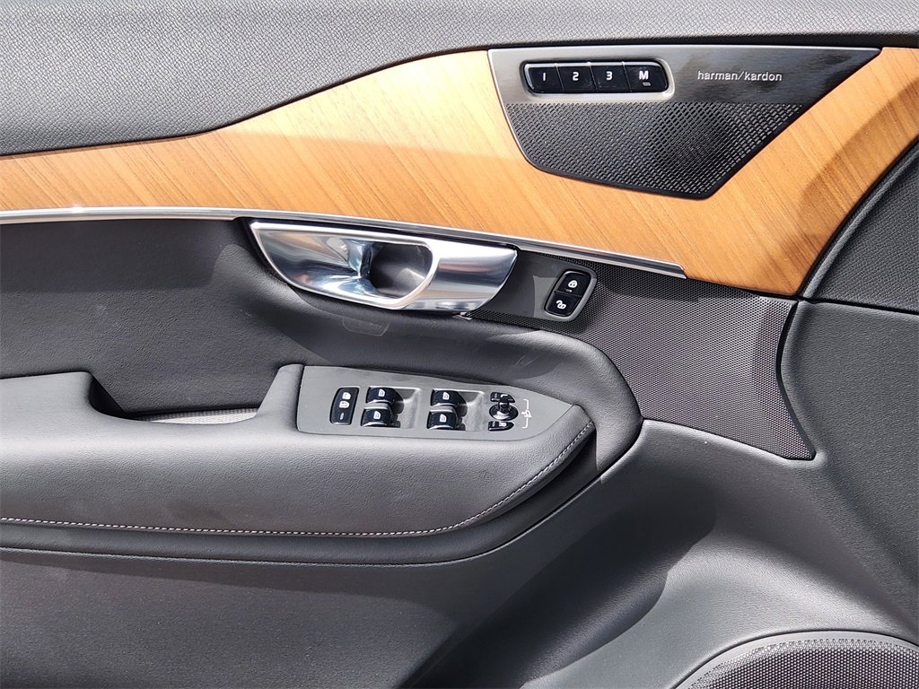 Used 2025 Volvo XC90 B6 Plus w/ Protection Package Premier image 3