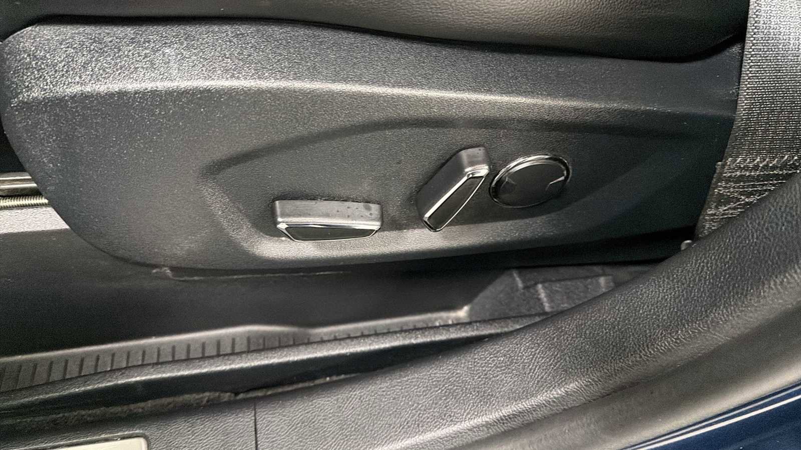 Used 2017 Ford Edge Titanium w/ Equipment Group 301A image 14