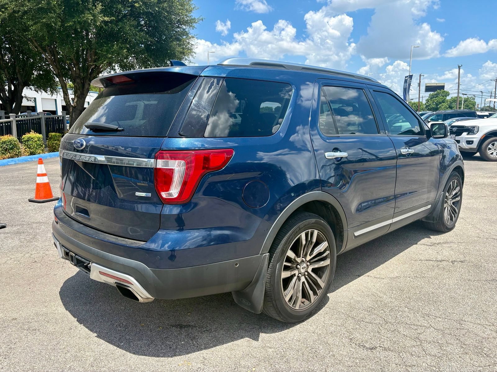 Used 2017 Ford Explorer Platinum AWD/4WD image 3