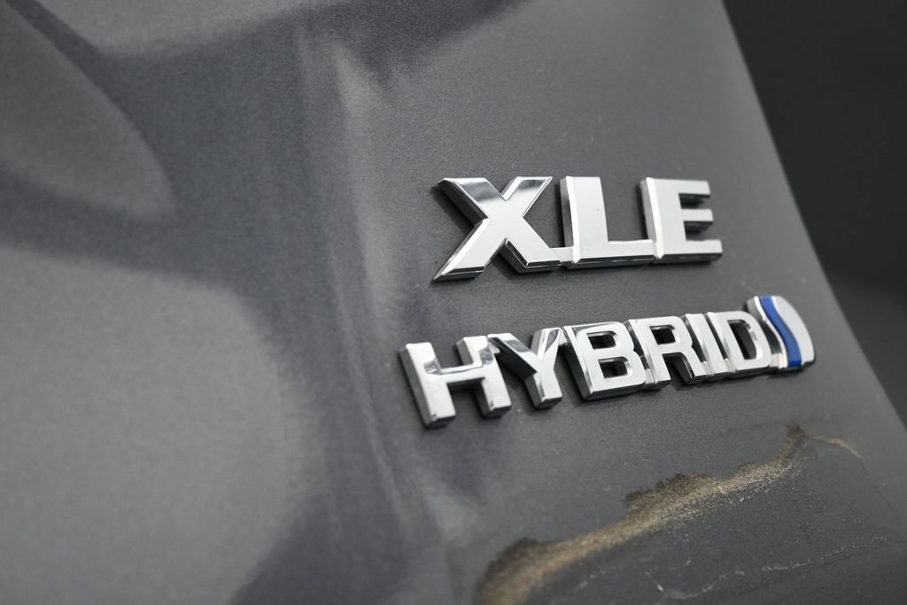 Used 2024 Toyota RAV4 XLE AWD/4WD image 31