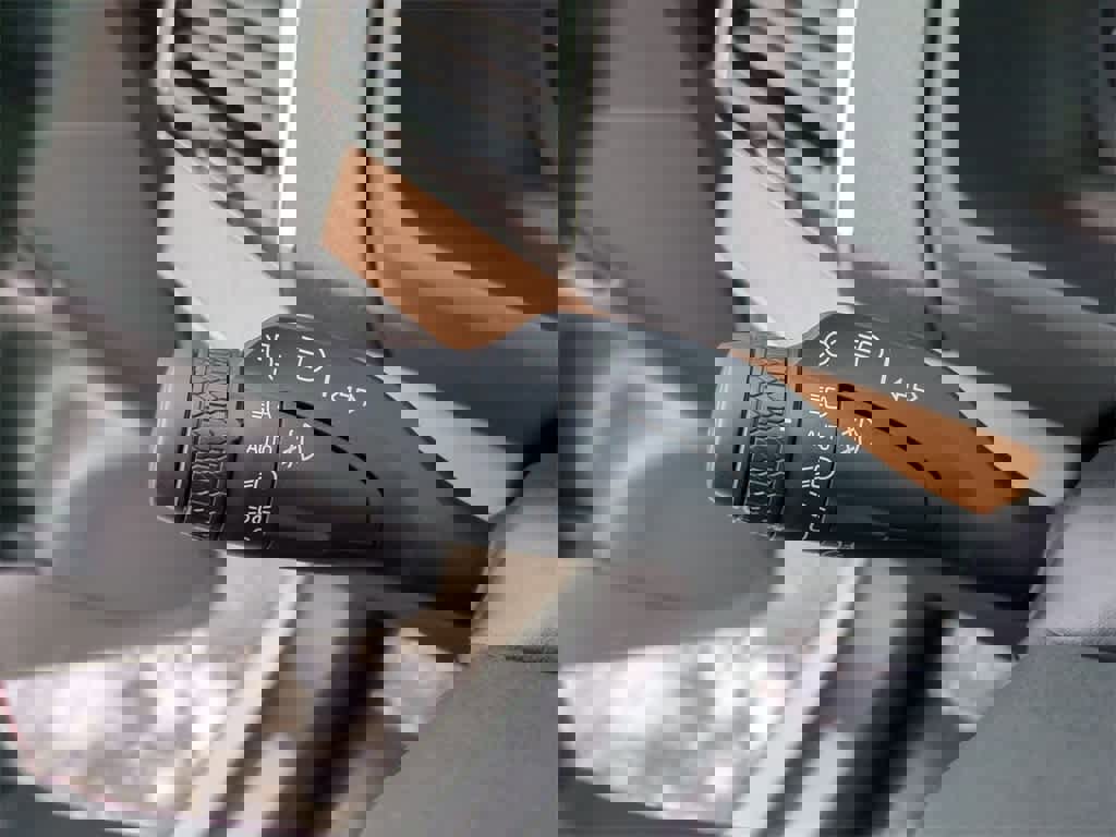 Used 2025 Volvo XC90 T8 Plus w/ Protection Package Premier image 19