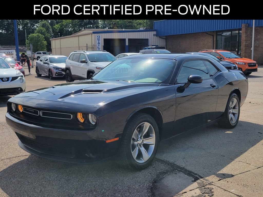 Used 2019 Dodge Challenger SXT RWD image 2