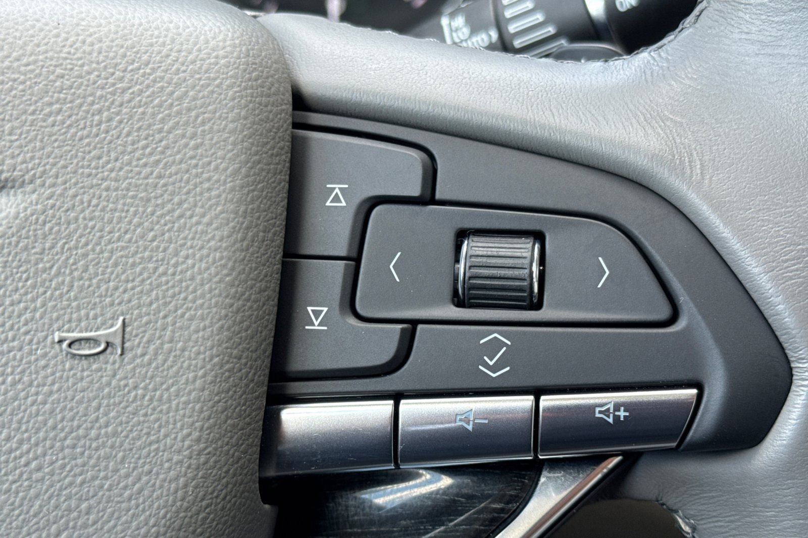 Used 2024 Cadillac XT6 Premium Luxury w/ Technology Package image 30