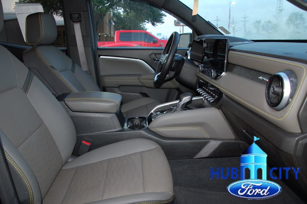 Used 2025 Chevrolet Colorado ZR2 w/ Midnight Edition AWD/4WD image 16