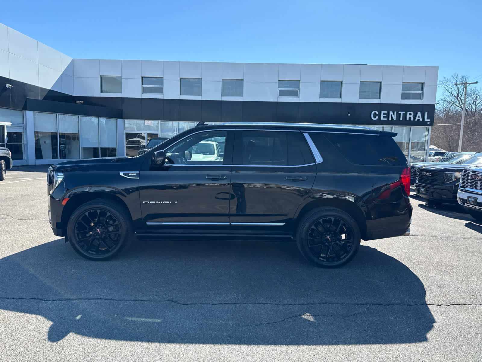 Used 2022 GMC Yukon Denali image 2