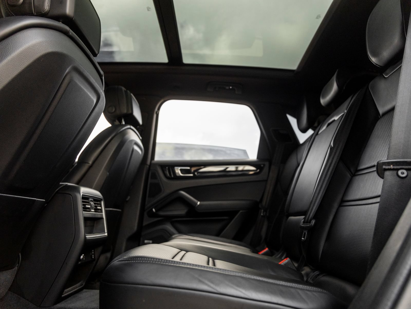Used 2021 Porsche Cayenne AWD/4WD image 36