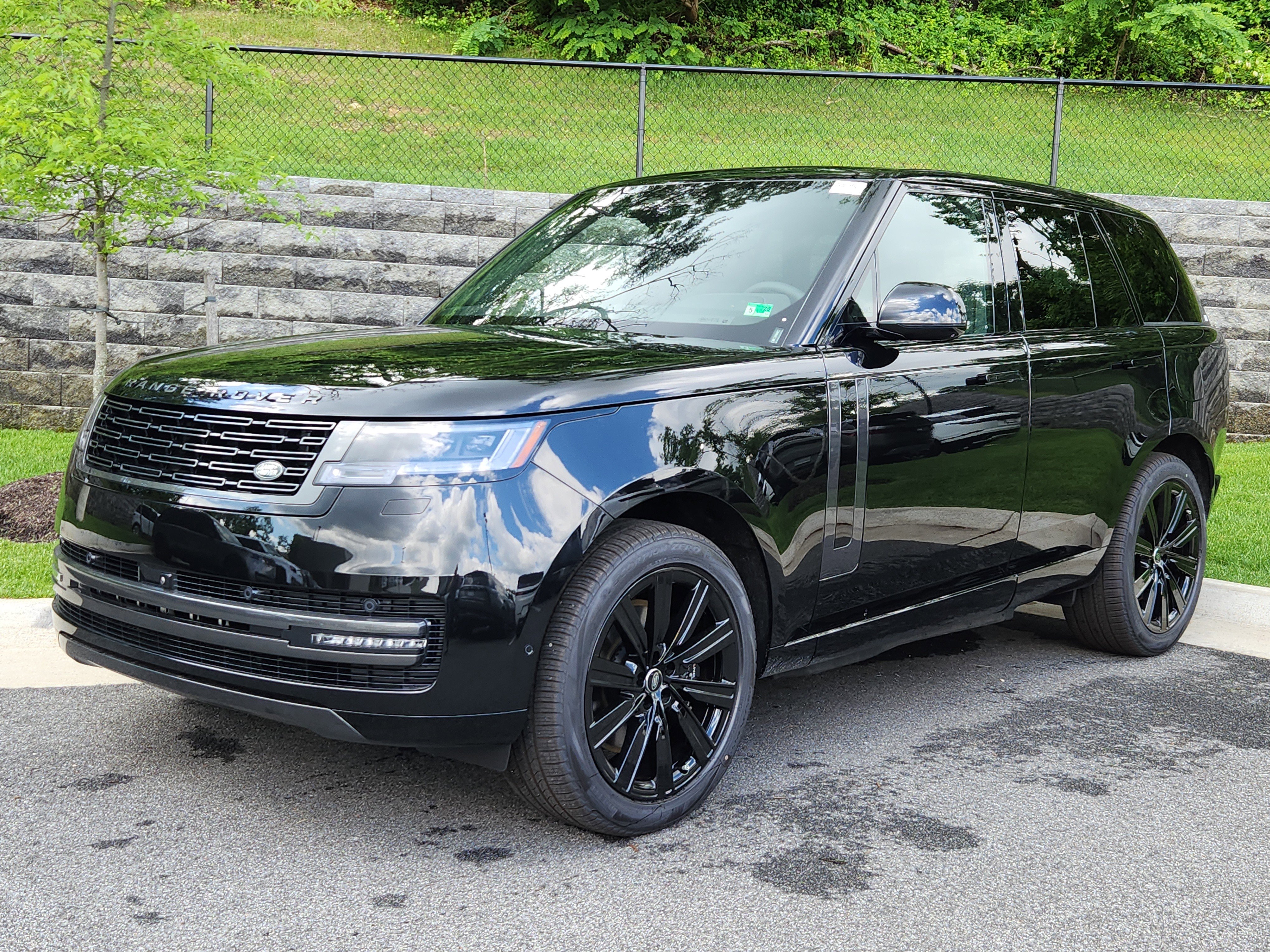 New 2025 Land Rover Range Rover SE image 1