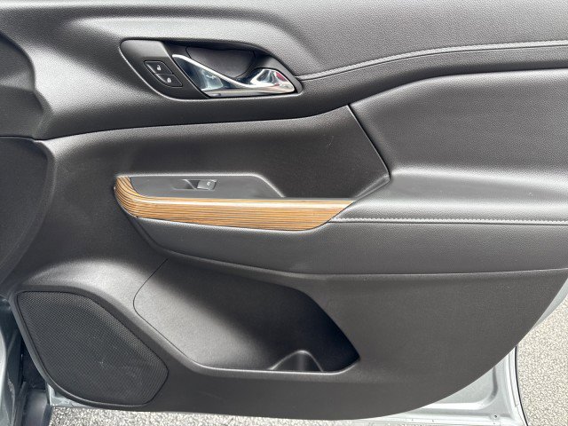 Used 2023 GMC Acadia SLE w/ Driver Convenience Package image 31