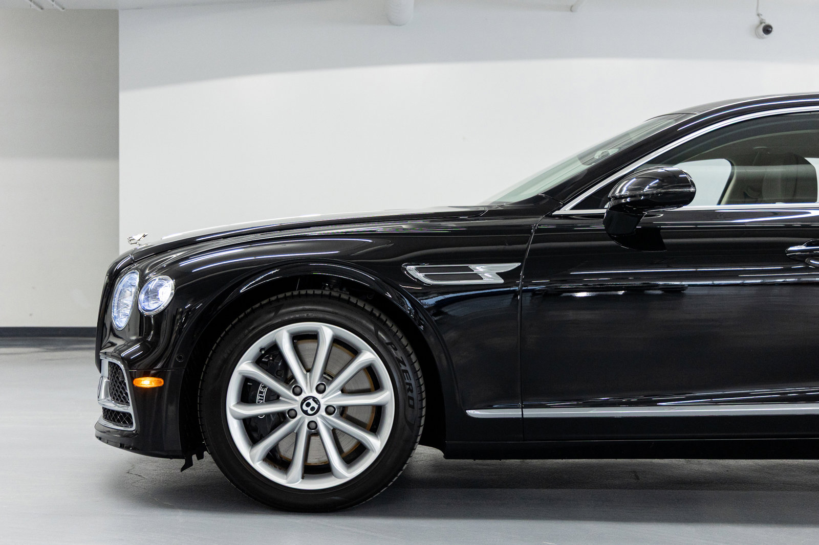 Used 2023 Bentley Flying Spur V8 image 9
