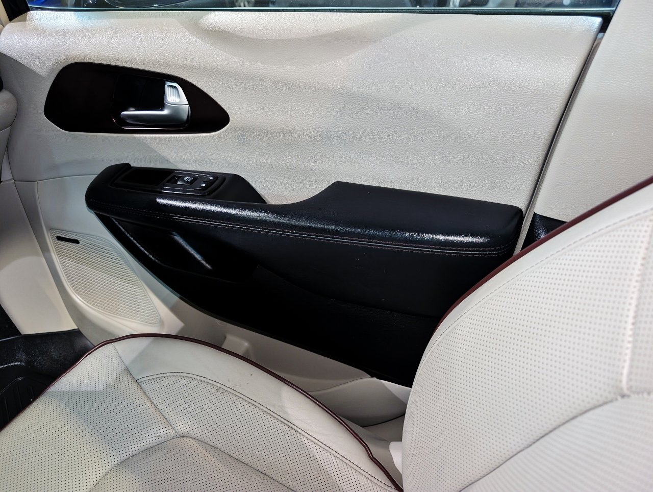 Used 2017 Chrysler Pacifica Limited image 47