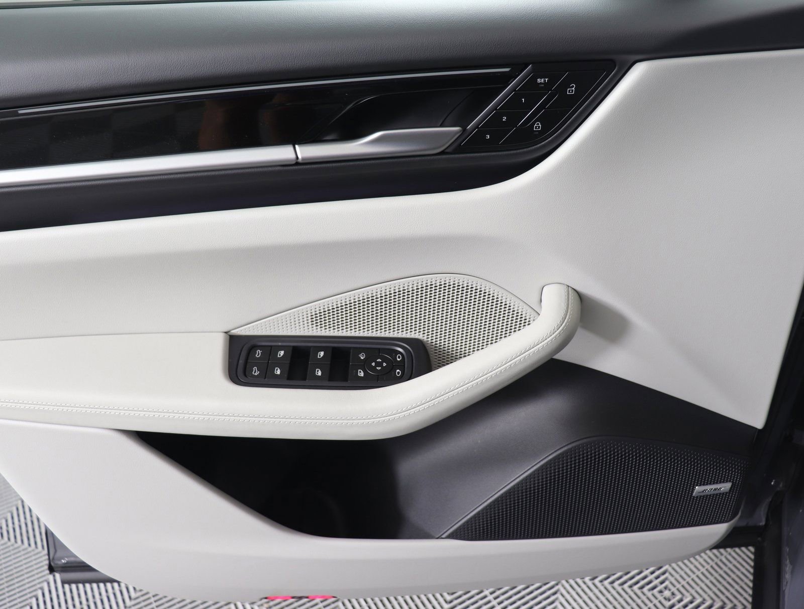Certified 2025 Porsche Macan Electric RWD image 14