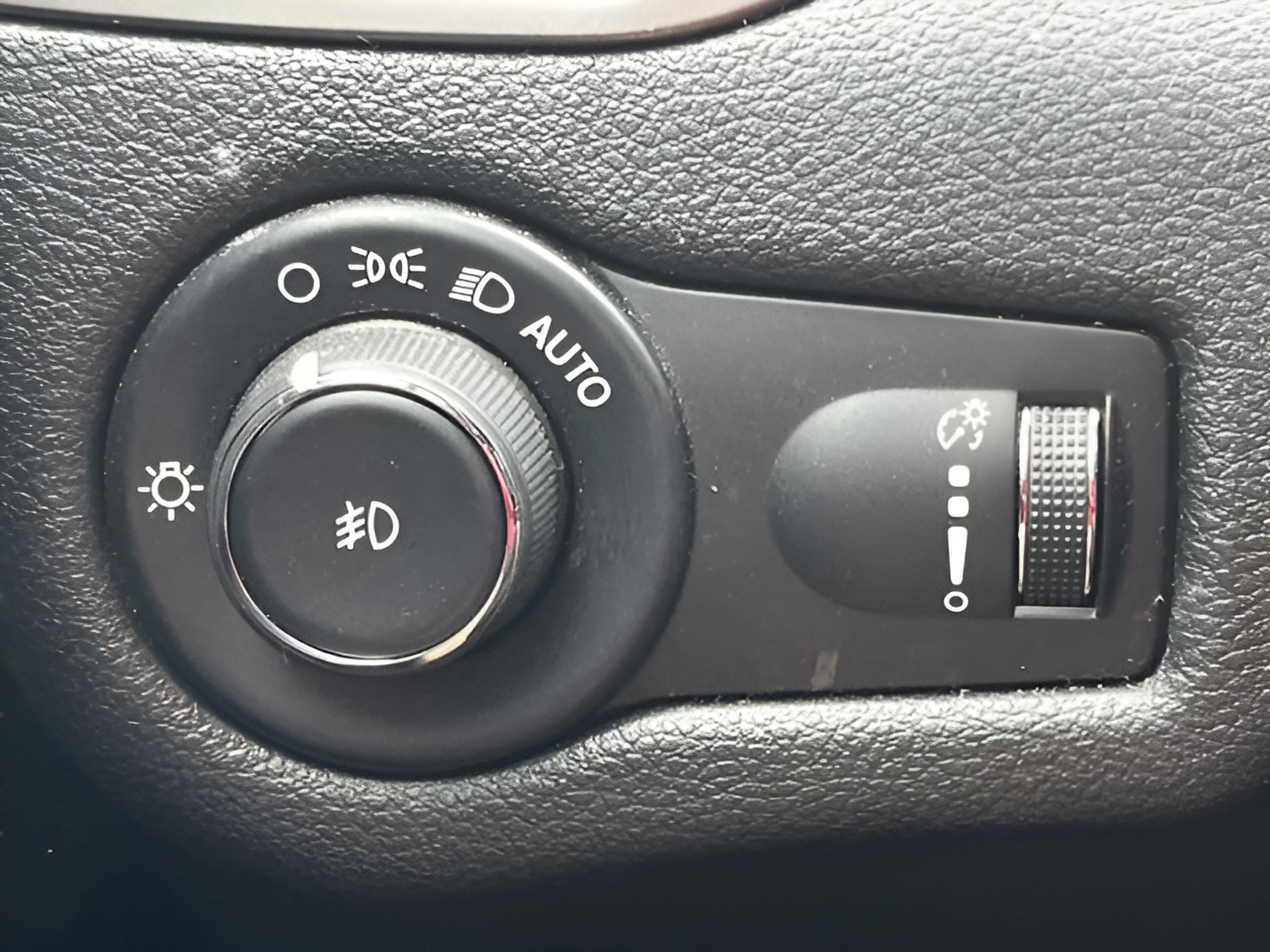 Used 2019 Jeep Cherokee Latitude w/ Popular Appearance Group FWD image 17