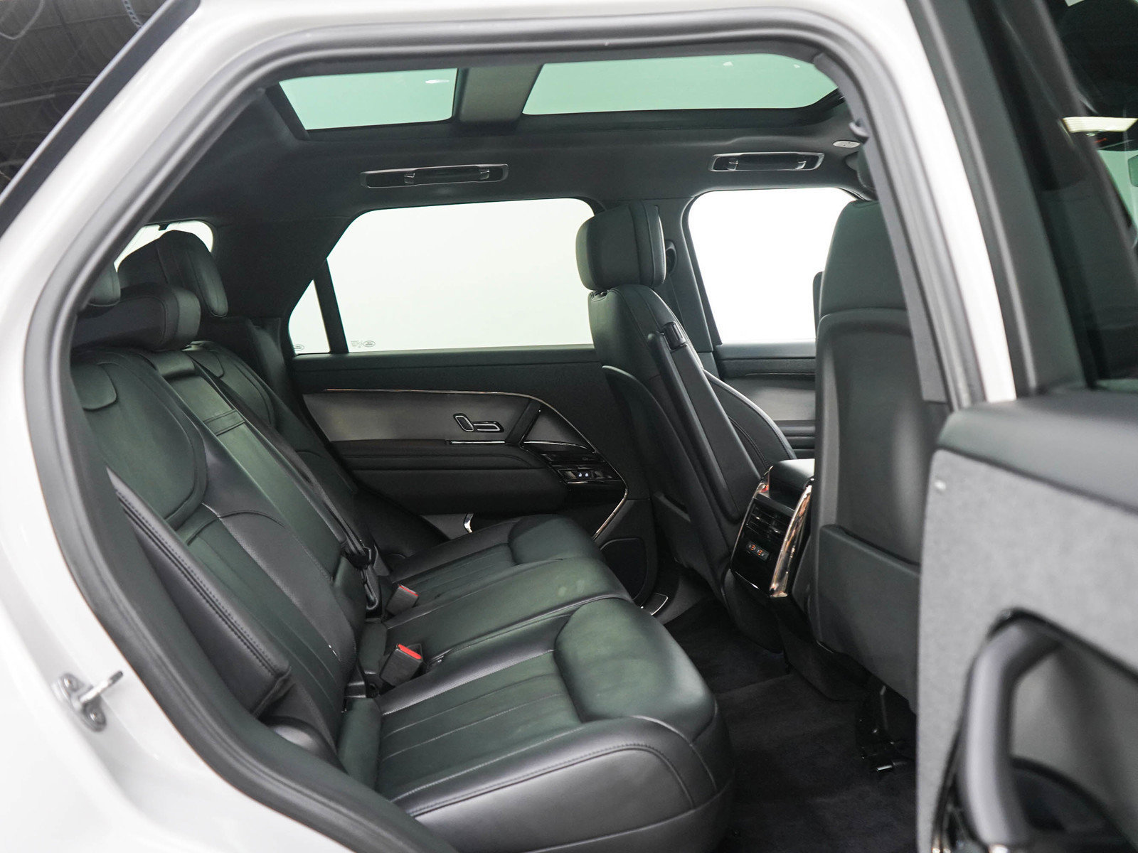 Used 2025 Land Rover Range Rover Sport SE AWD/4WD image 12