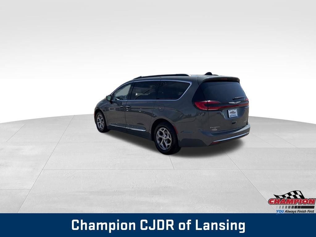 Used 2023 Chrysler Pacifica Limited FWD image 3