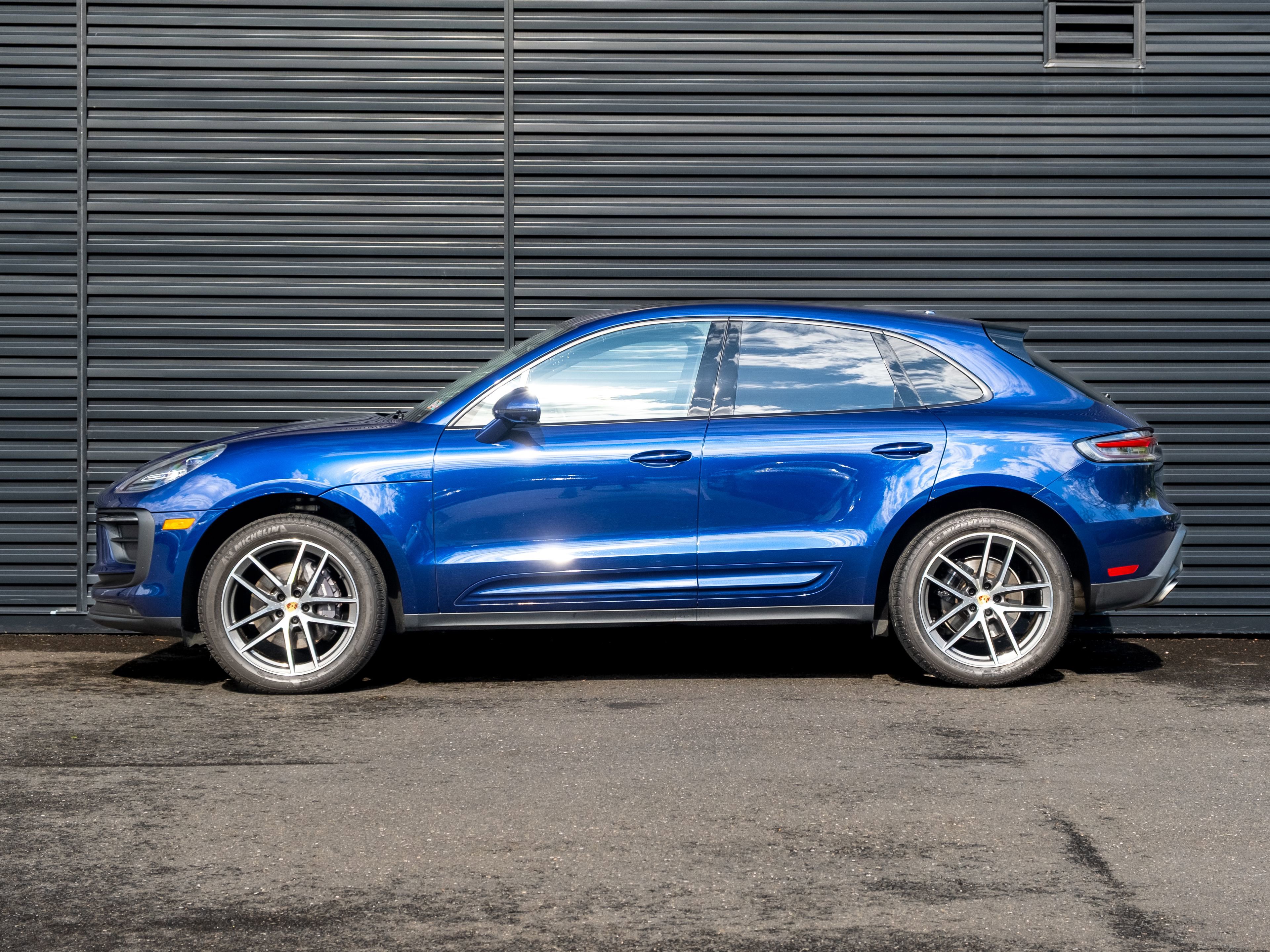 Certified 2023 Porsche Macan AWD/4WD image 2