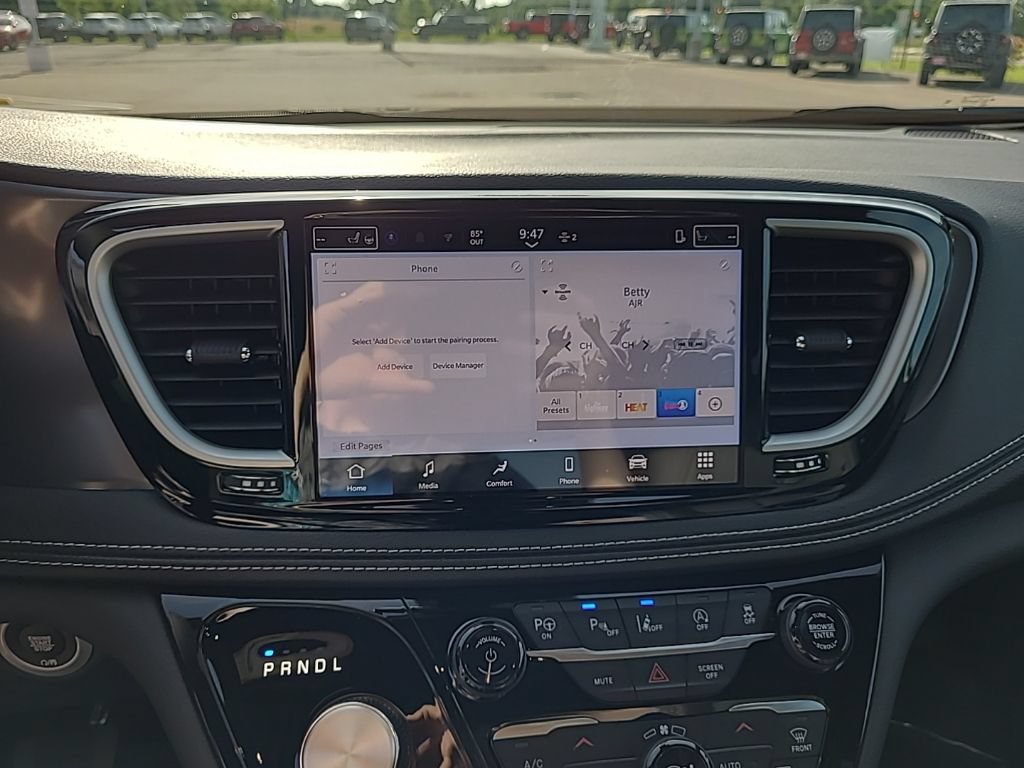 New 2025 Chrysler Pacifica Select FWD image 32
