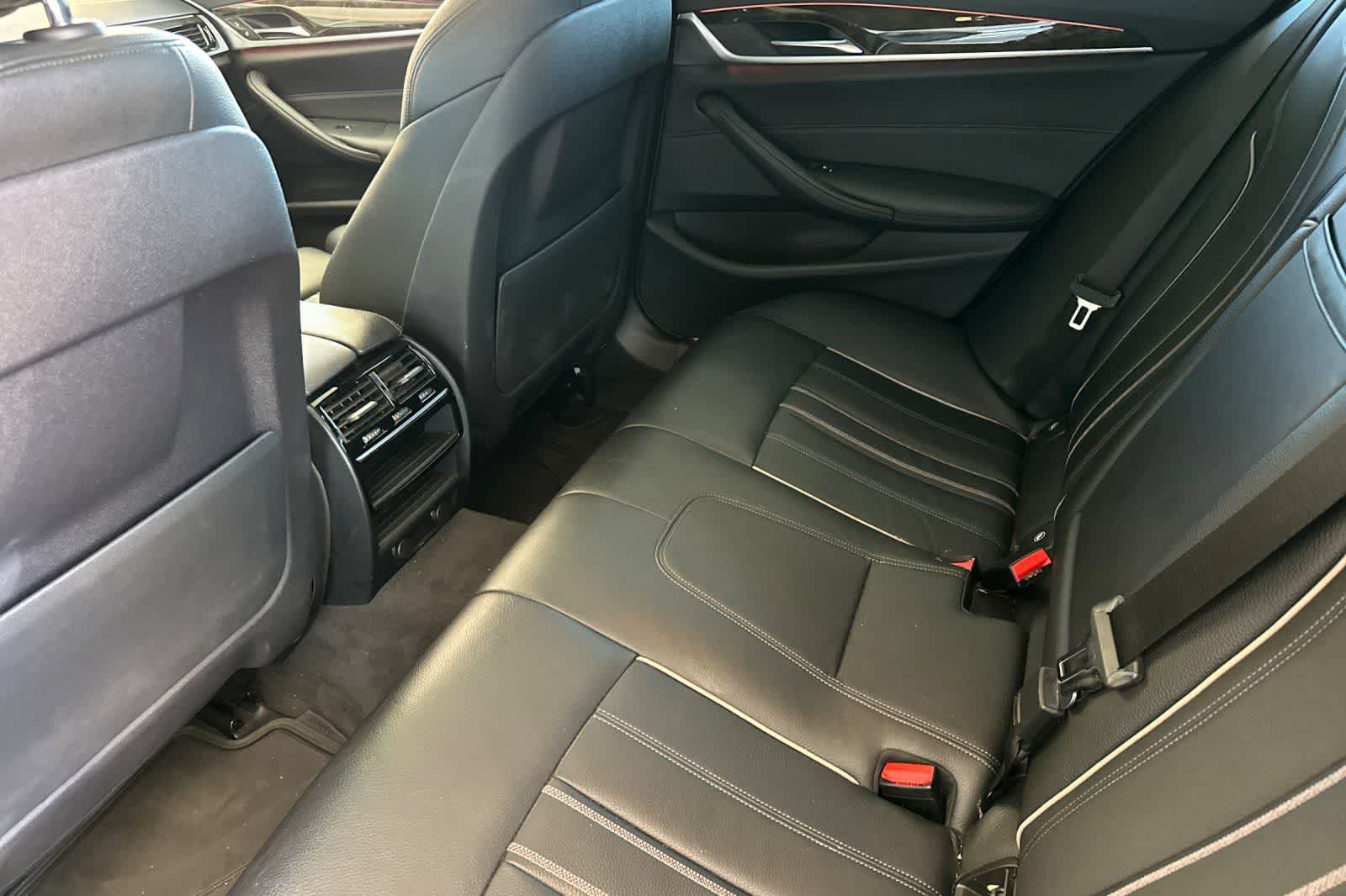 Used 2019 BMW 530i w/ Luxury Package RWD image 4