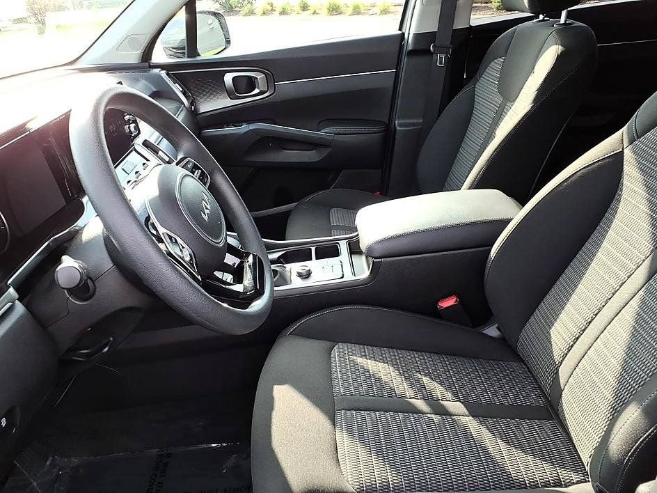 Used 2023 Kia Sorento LX AWD/4WD image 14
