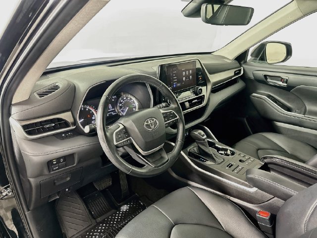 Used 2023 Toyota Highlander XLE AWD/4WD image 19