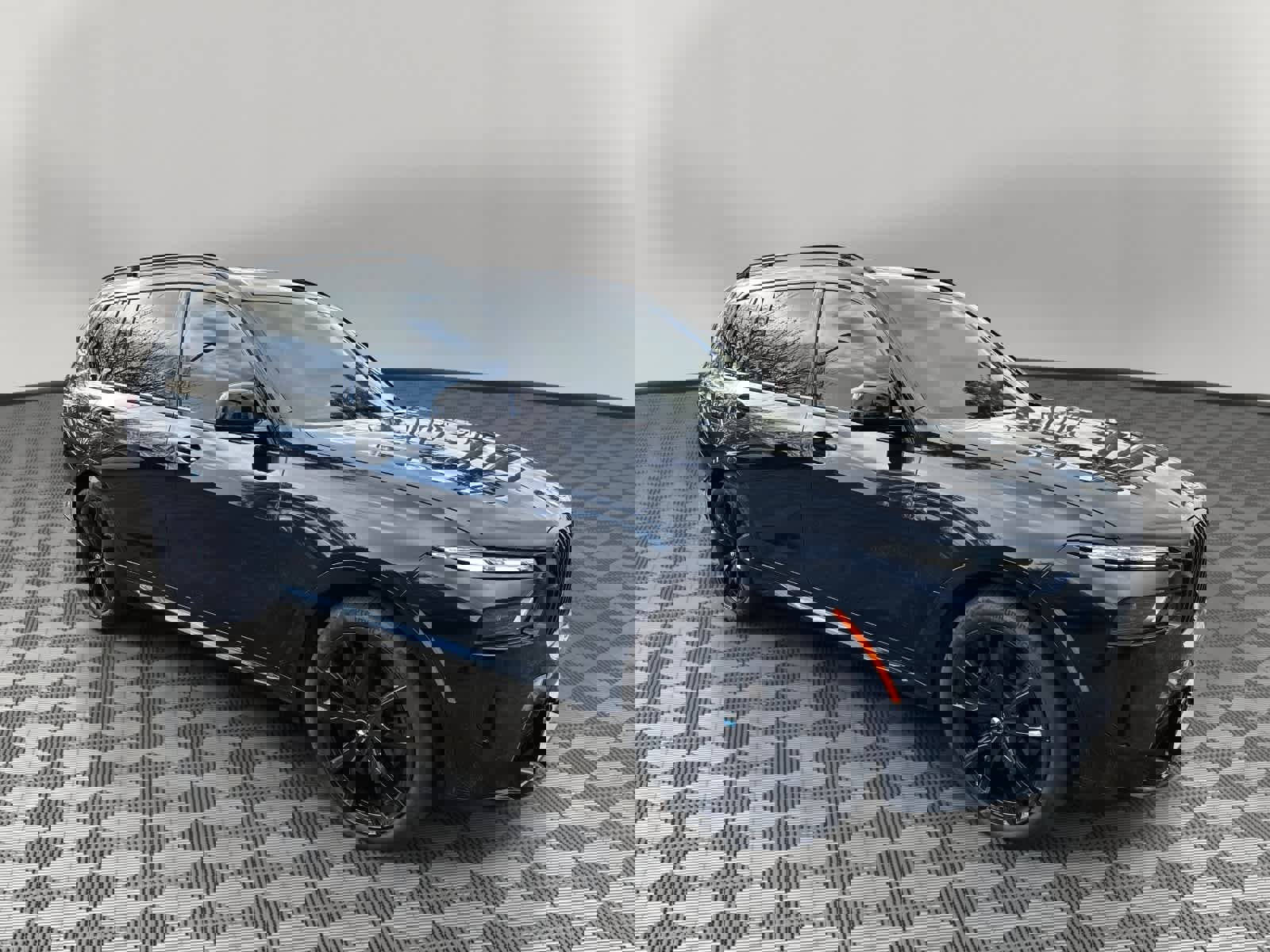 Used 2024 BMW X7 M60i w/ Executive Package image 1