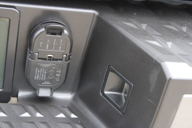 Used 2018 Nissan Titan SV w/ SV Convenience Package RWD image 6