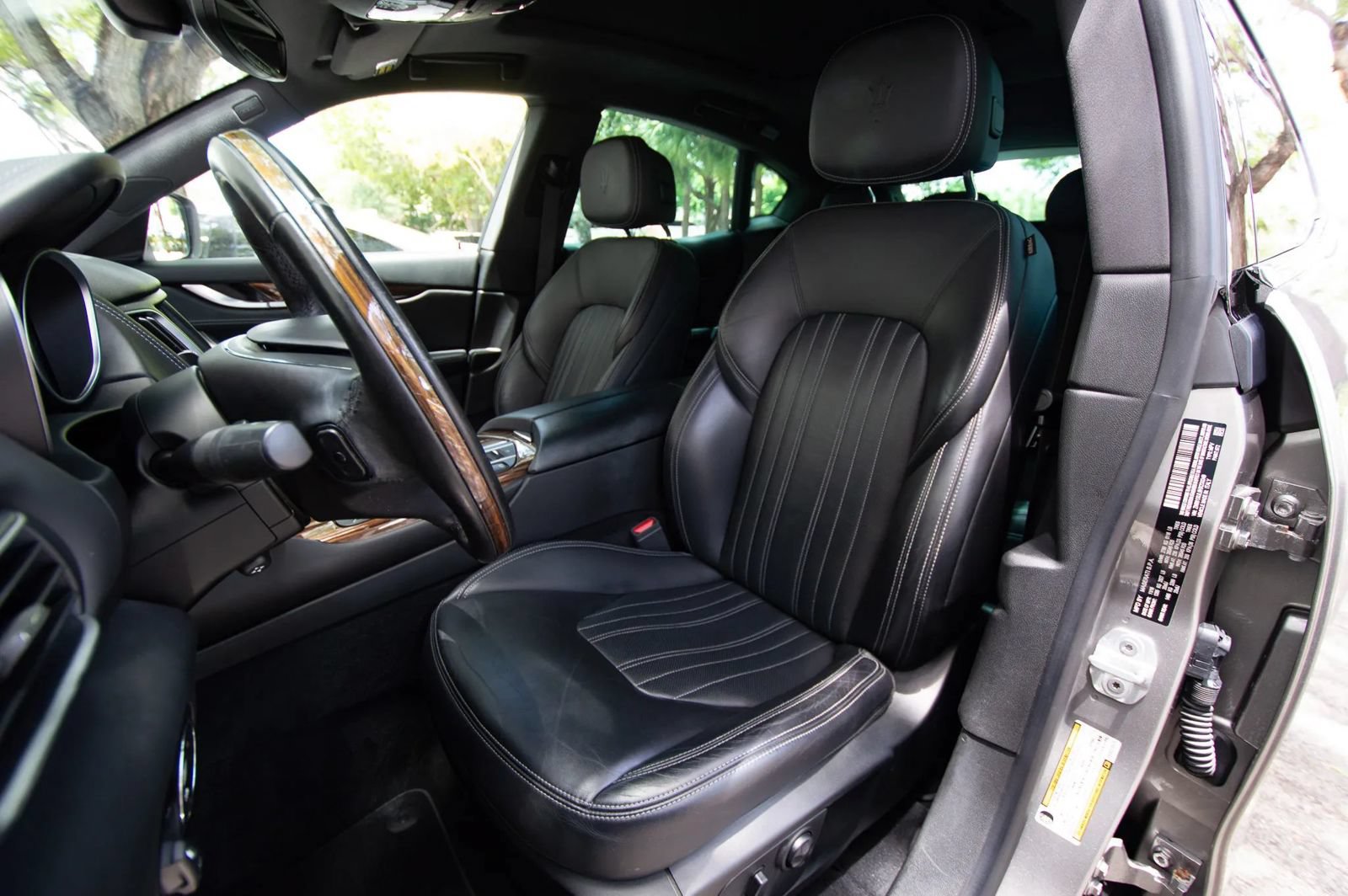 Used 2017 Maserati Levante w/ Luxury Package AWD/4WD image 31