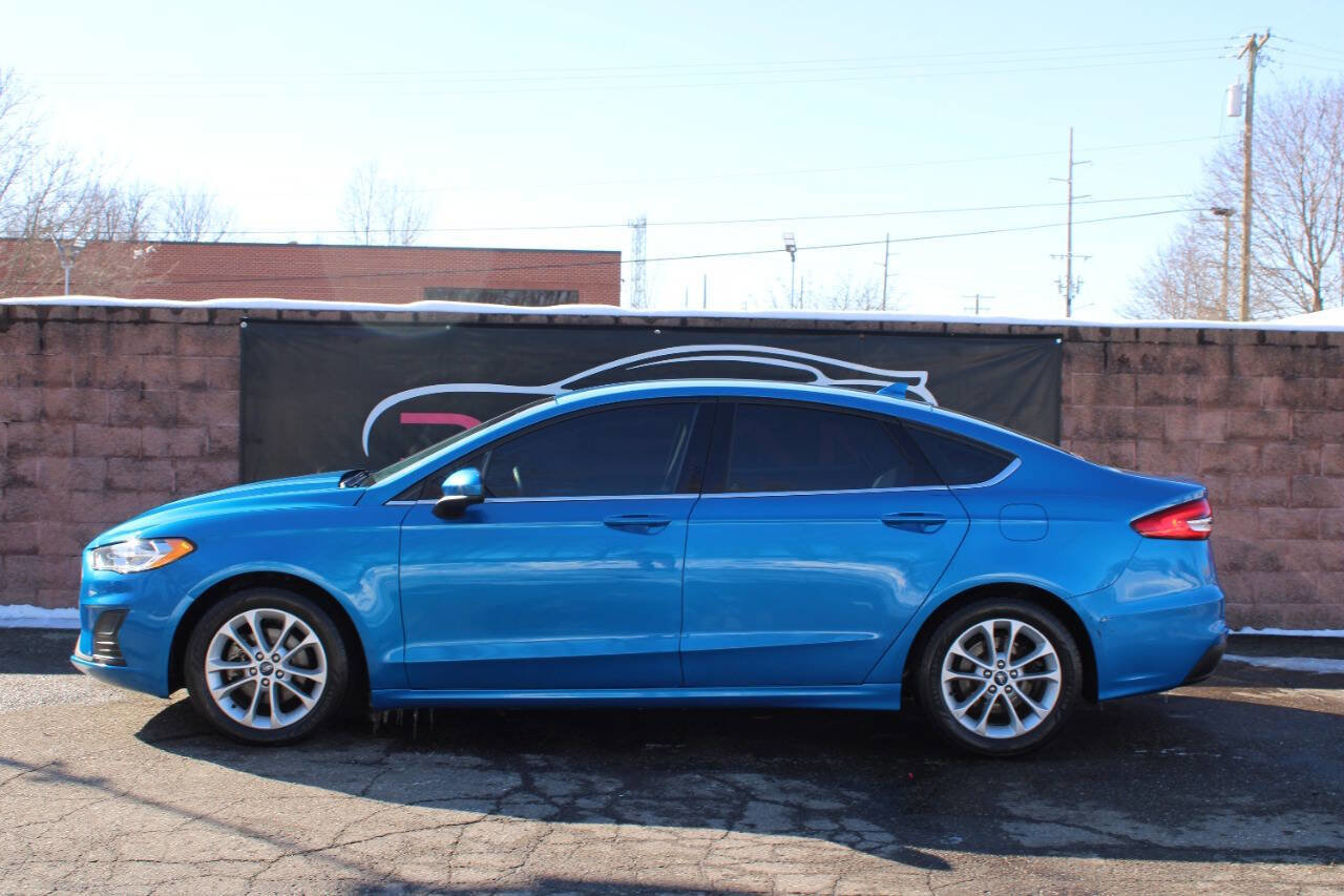 Used 2019 Ford Fusion SE image 2