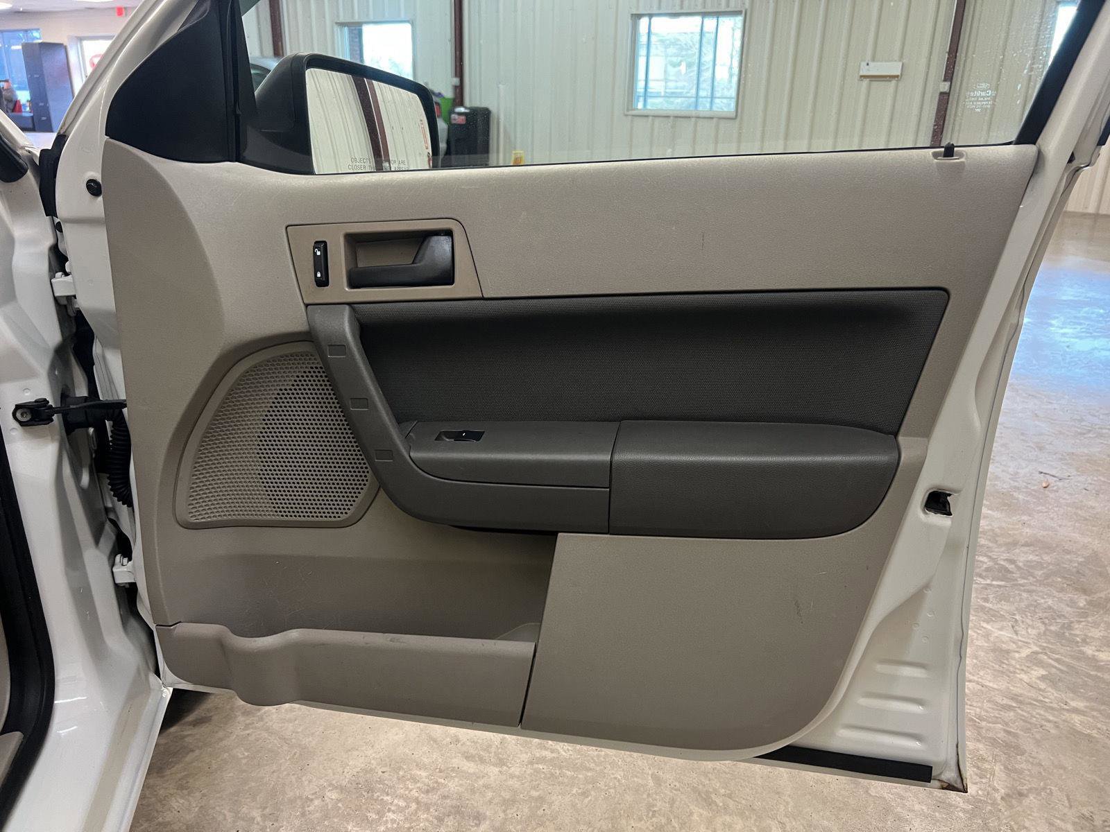 Used 2010 Ford Focus SE image 25