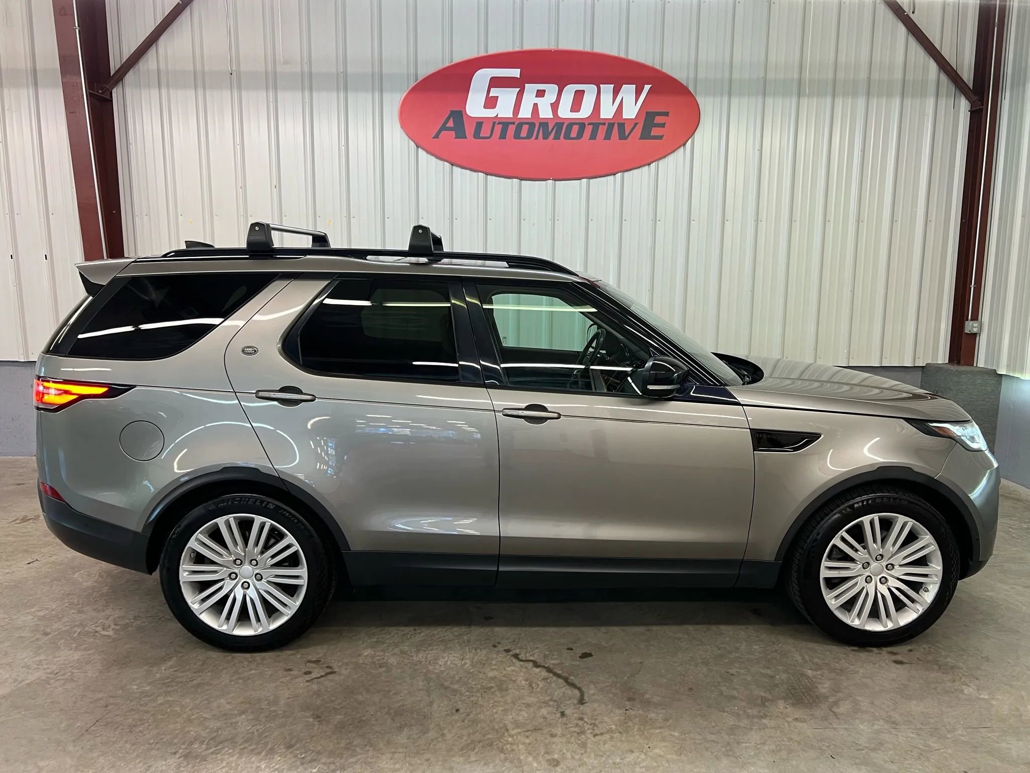 Used 2017 Land Rover Discovery First Edition image 14