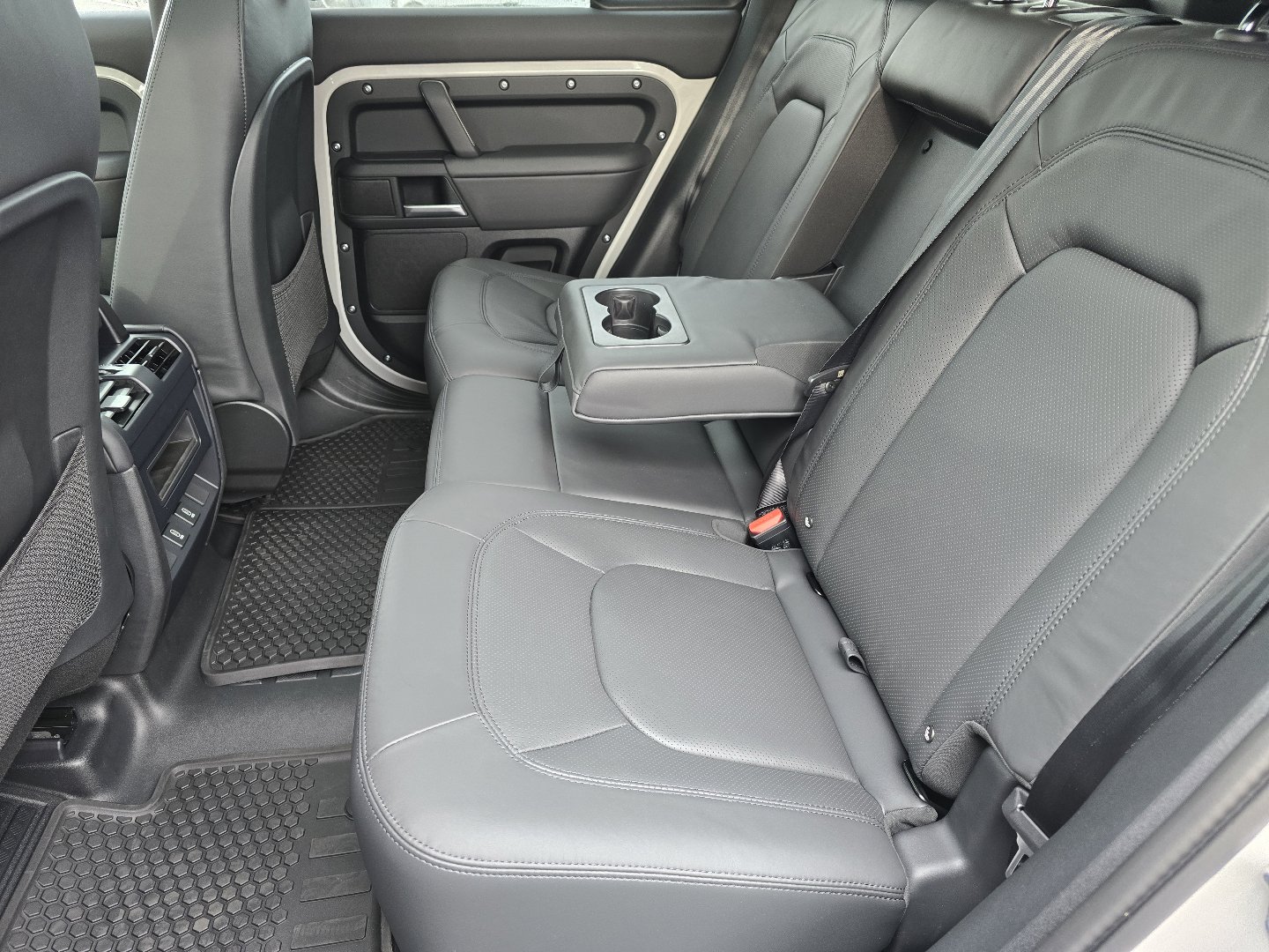 New 2026 Land Rover Defender 110 X-Dynamic SE image 34