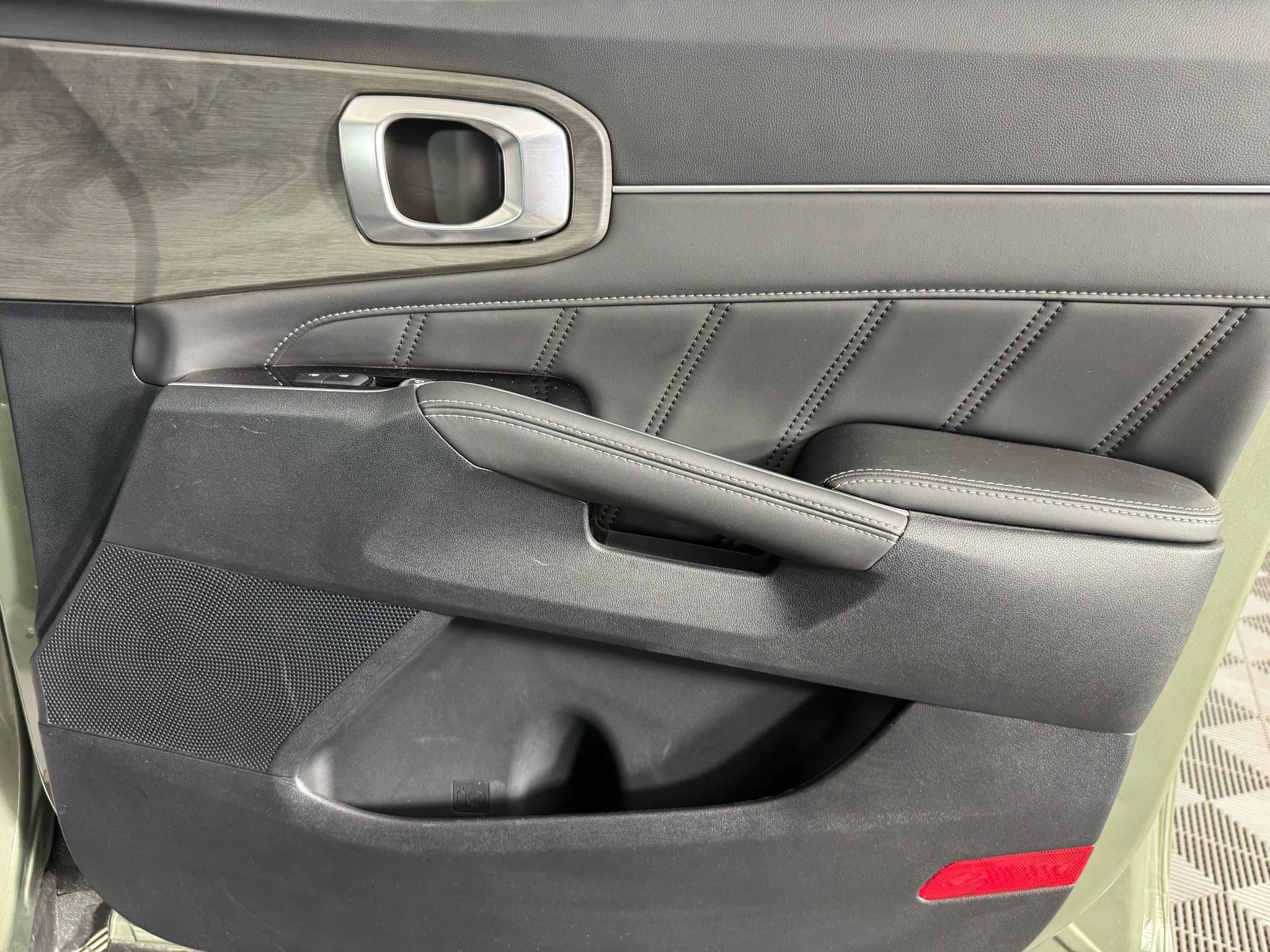 Used 2025 Kia Sorento SX image 46