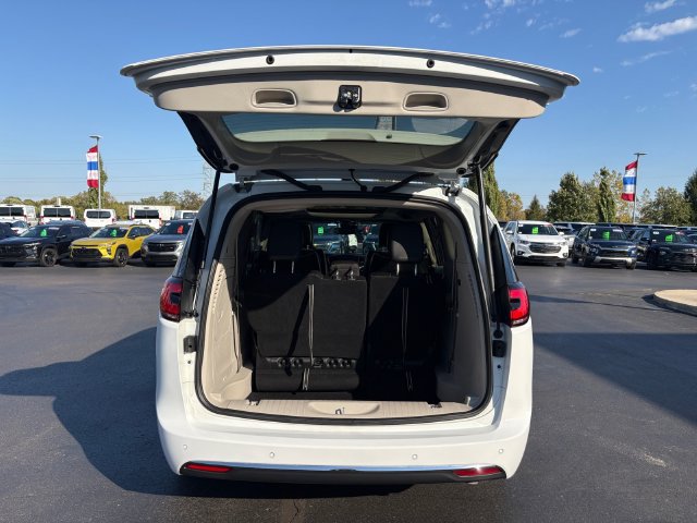Used 2023 Chrysler Pacifica Limited FWD image 17