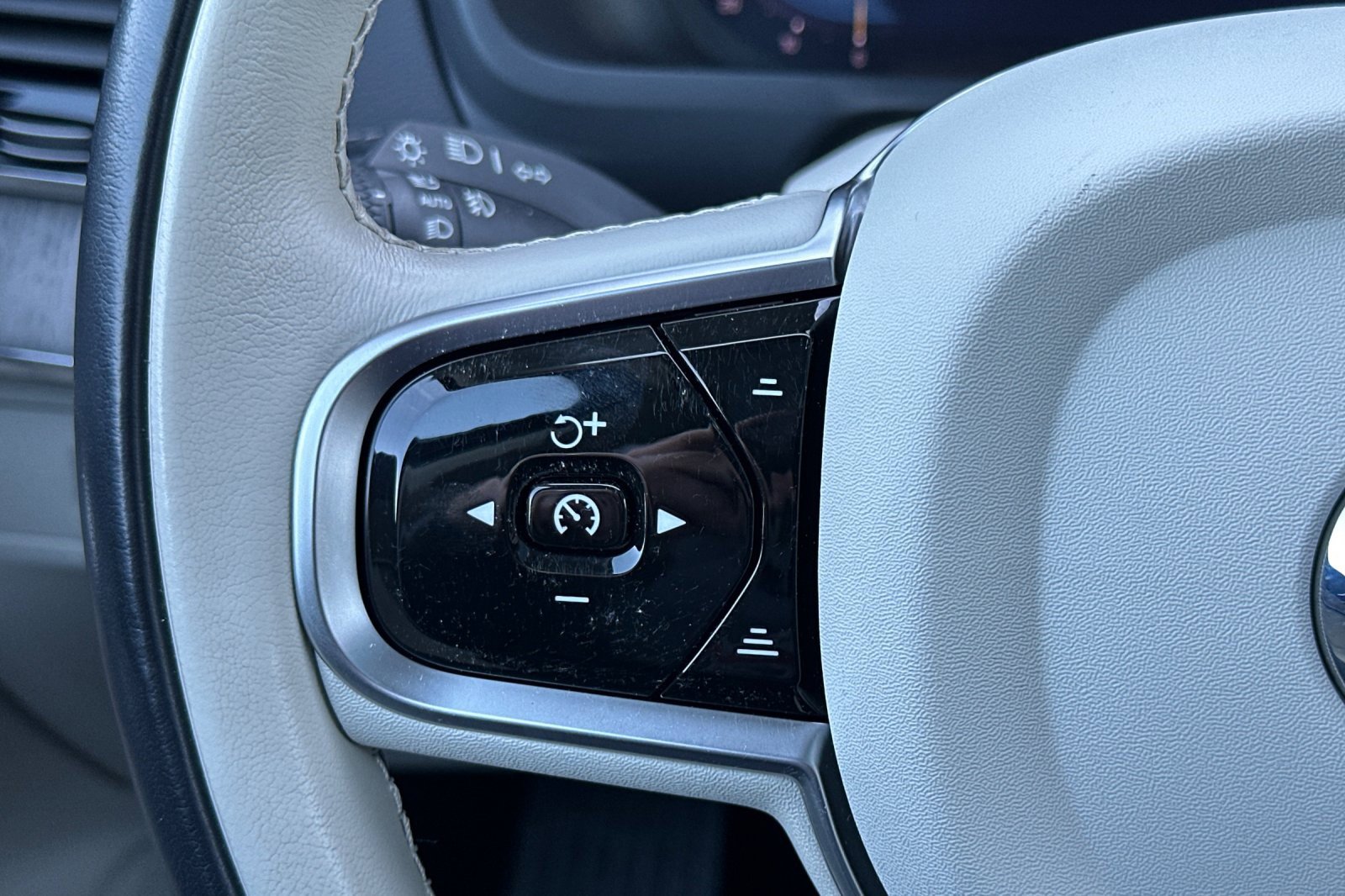 Used 2025 Volvo XC90 B6 Ultra image 29