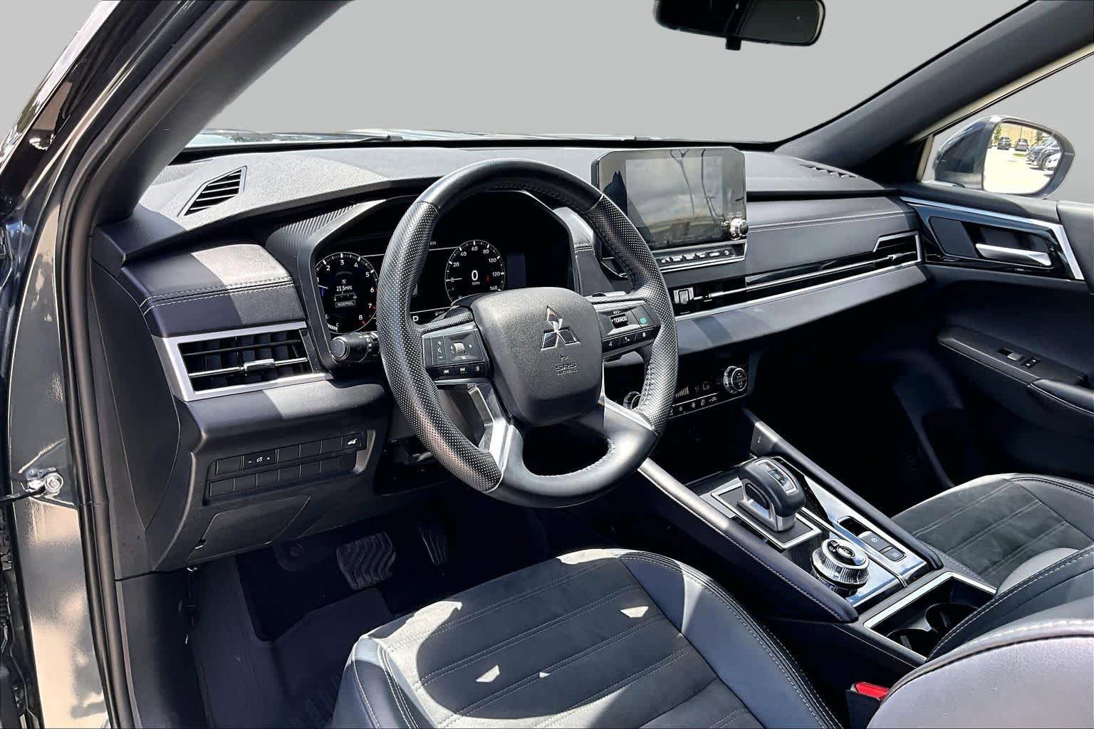 Used 2024 Mitsubishi Outlander SE Black Edition FWD image 17