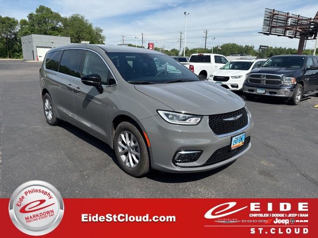 Used 2025 Chrysler Pacifica Select AWD/4WD 360° Tour