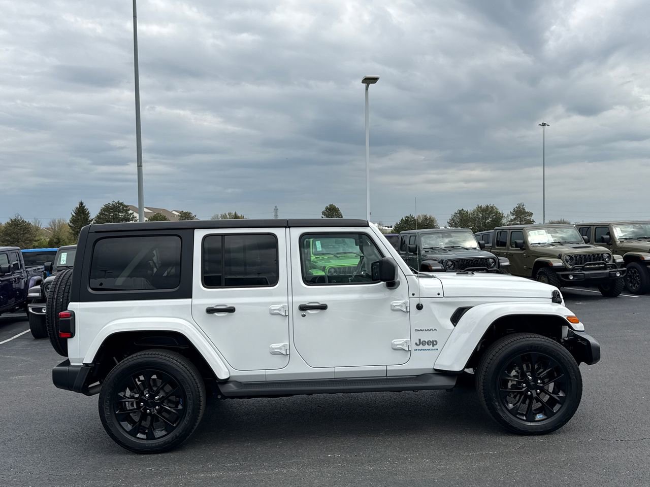 Used 2023 Jeep Wrangler Unlimited Sahara w/ Cold Weather Group AWD/4WD image 2