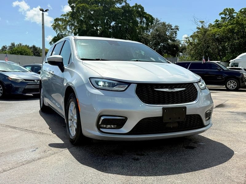 Used 2023 Chrysler Pacifica Touring-L FWD image 3