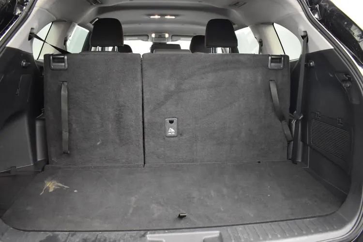Used 2025 Toyota Highlander LE FWD image 16