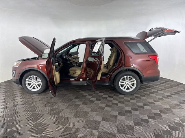 Used 2016 Ford Explorer XLT w/ Equipment Group 201A image 10