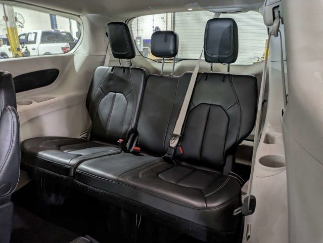 Used 2023 Chrysler Pacifica Touring-L FWD image 15