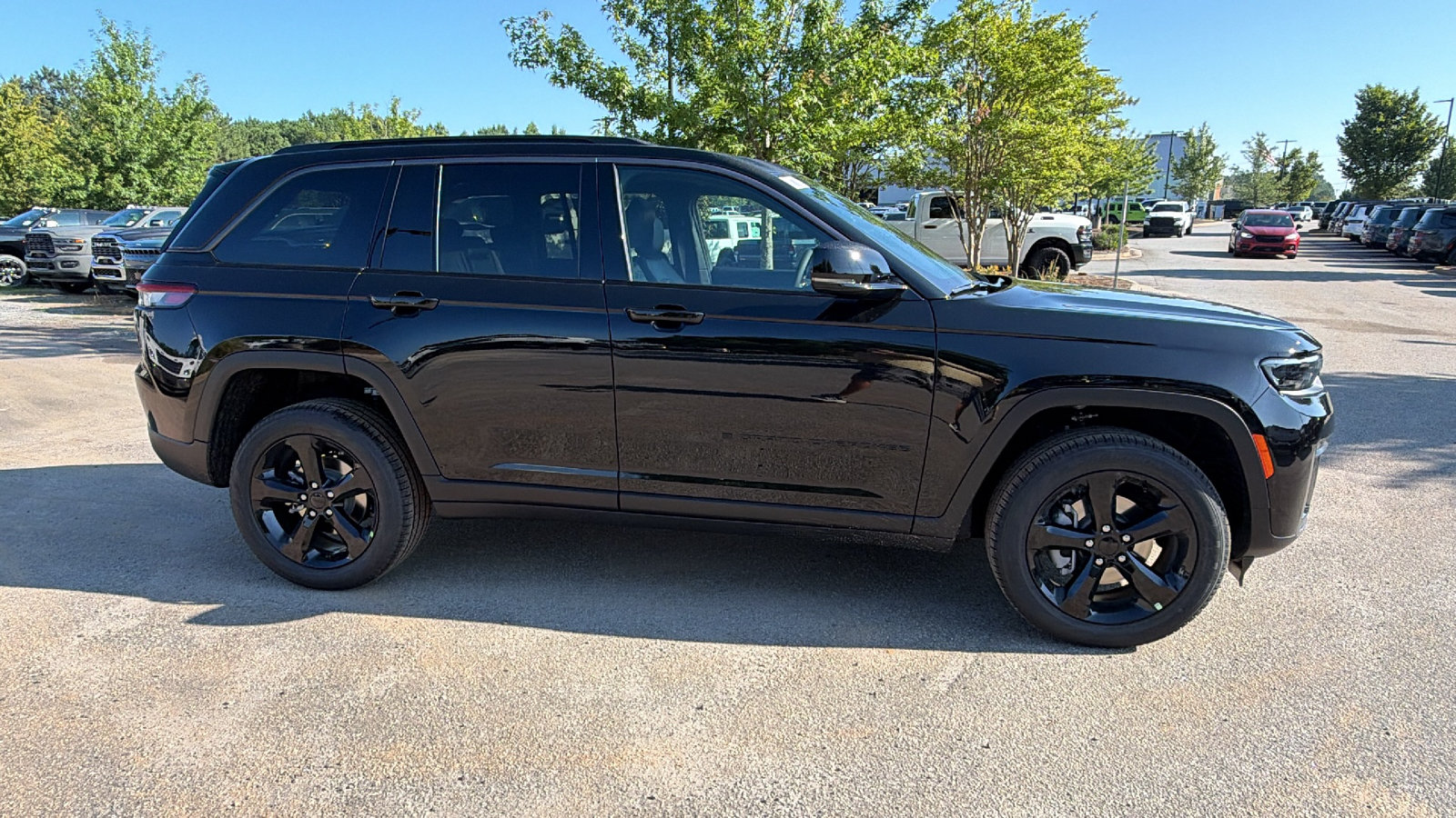 New 2026 Jeep Grand Cherokee Limited w/ Limited Altitude Package AWD/4WD image 7