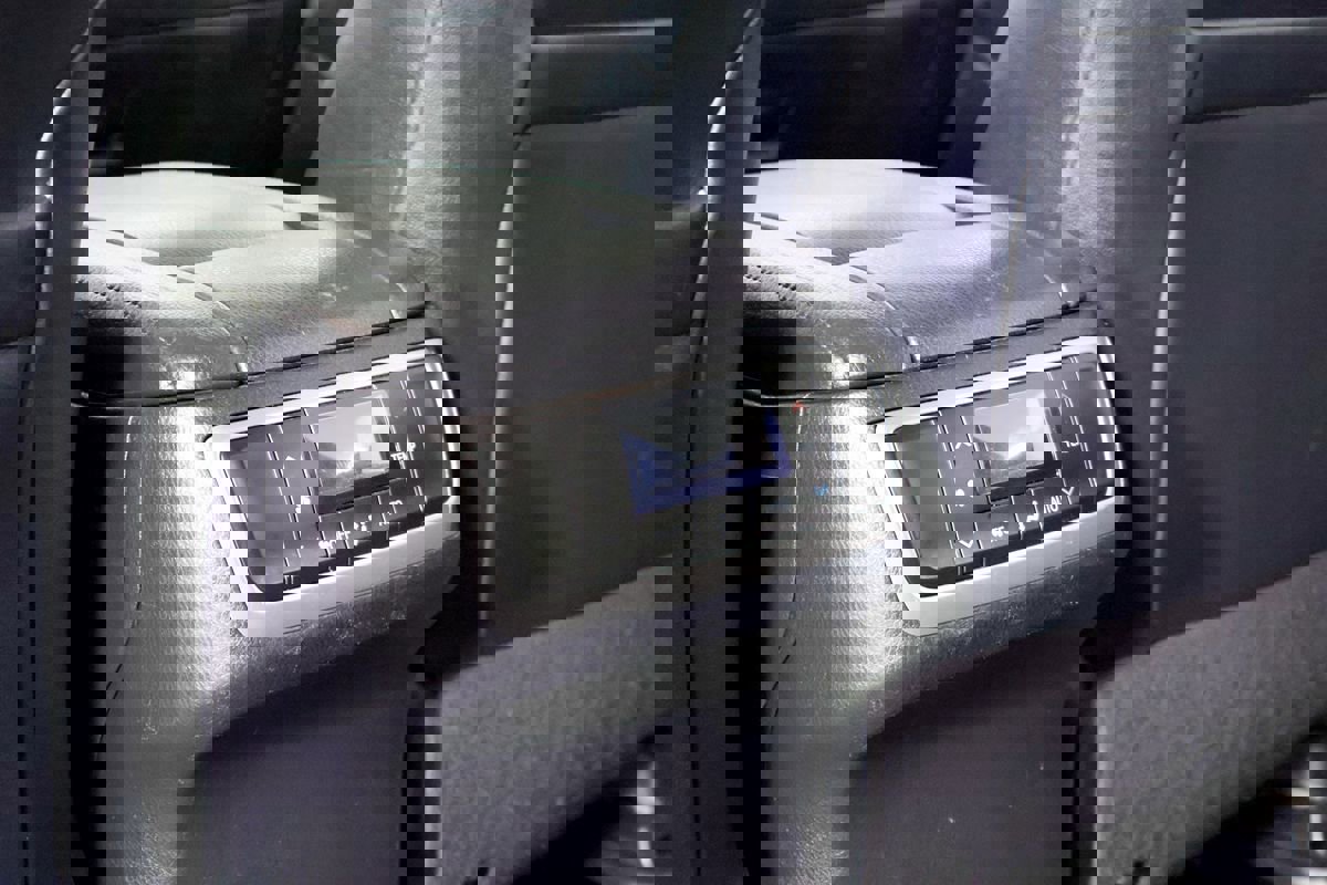 Used 2018 Toyota Highlander SE image 36