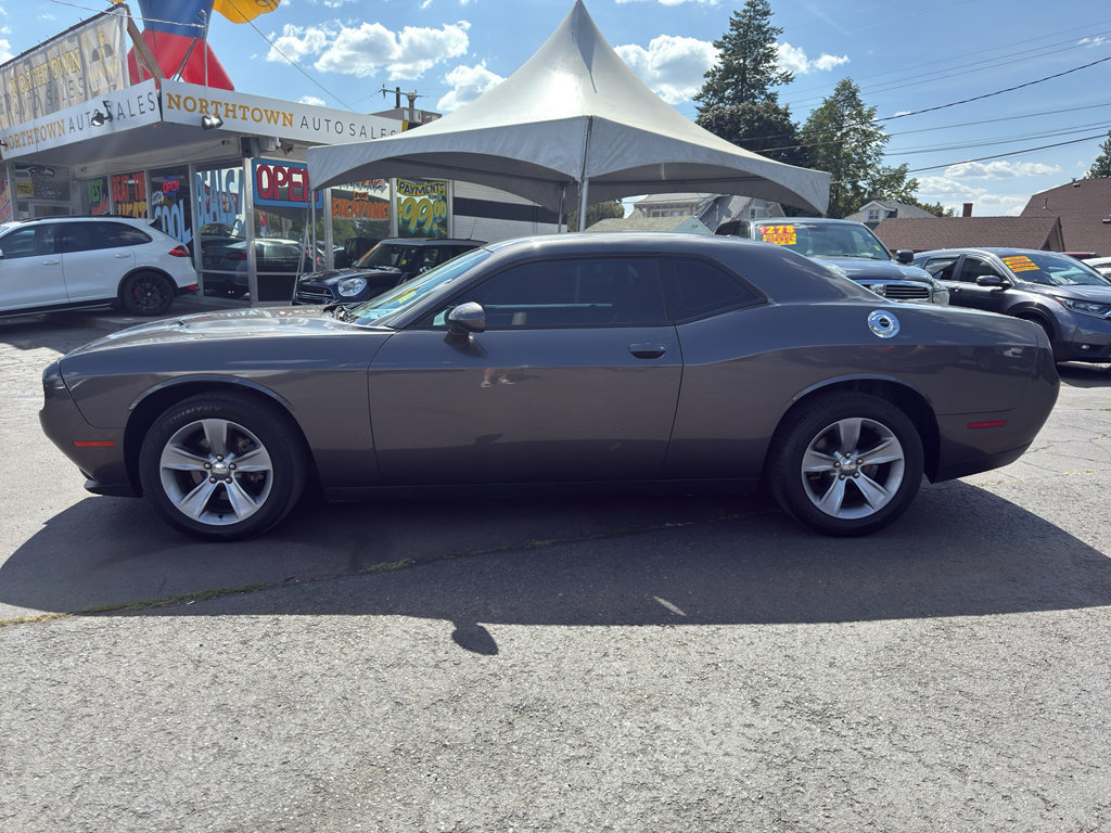 Used 2015 Dodge Challenger SXT image 2
